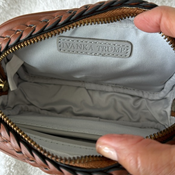 Ivanka Trump Briarcliff Saddle cross body purse - Picture 5 of 6